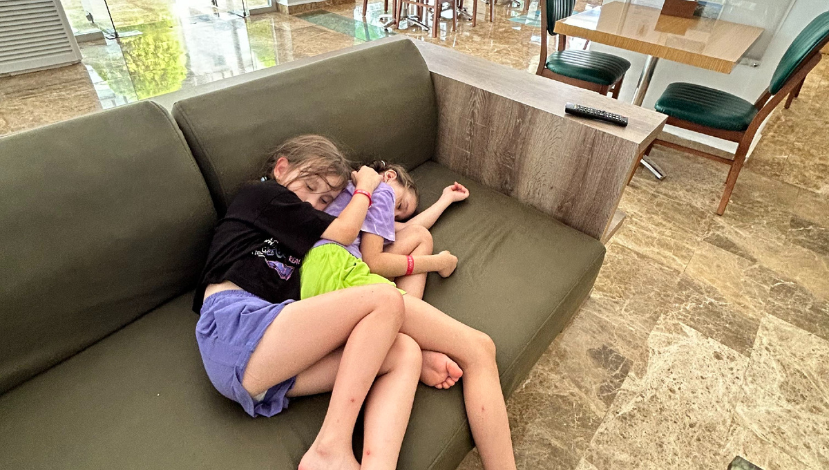 это мы после ночного рейса на ресепшене ждем заселения в отель