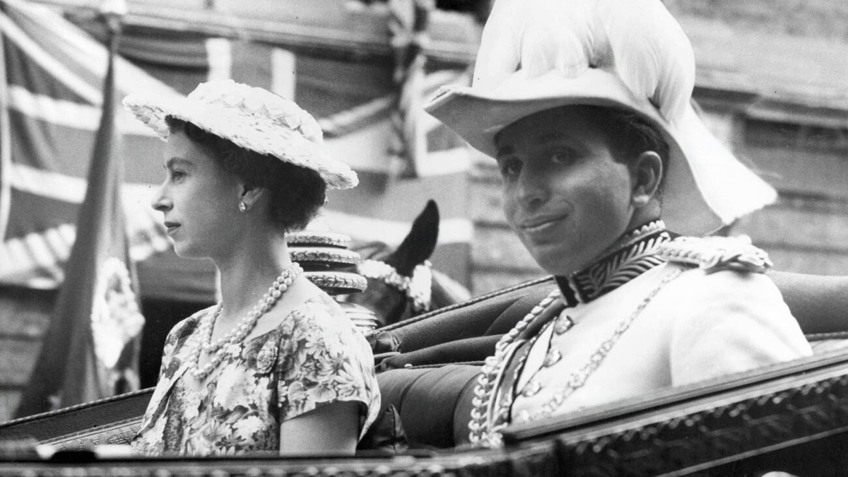 Король Ирака Фейсал II в открытой карете с Елизаветой II во время официального визита в Великобританию, 1956 год