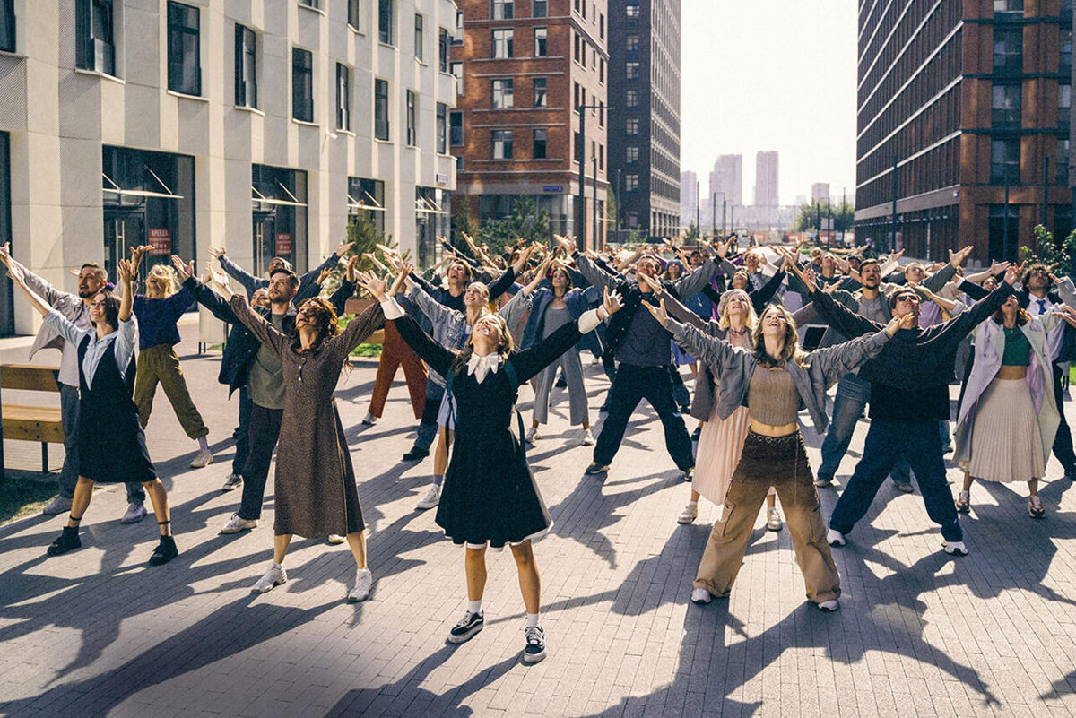    В экранизации Юрия Хмельницкого много ярких музыкальных номеров предоставлены пресс-службой онлайн-кинотеатра KION