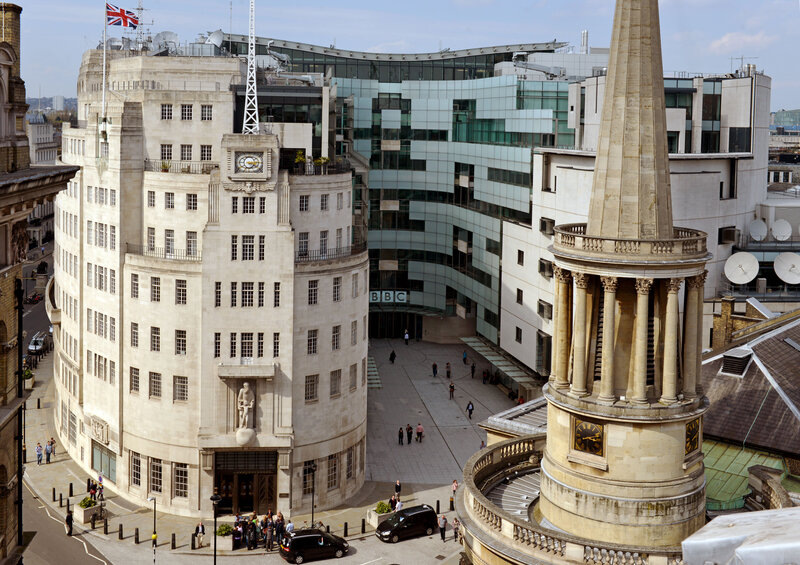 Лондонский Вещательный дом (BBC Broadcasting House), откуда ныне вещают все базирующиеся в столице страны центральные теле- и радиоканалы Британской вещательной корпорации, включая всё иновещание BBC World Service на 42 языках, в т.ч. английский, а из республик бывшего СССР - русский, украинский, азербайджанский, узбекский и кыргызский.