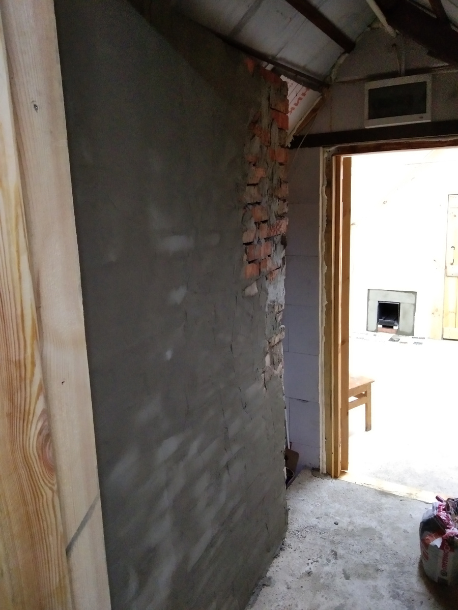 Стеночка превращается из жуткокладочной в почти ровненькую)))