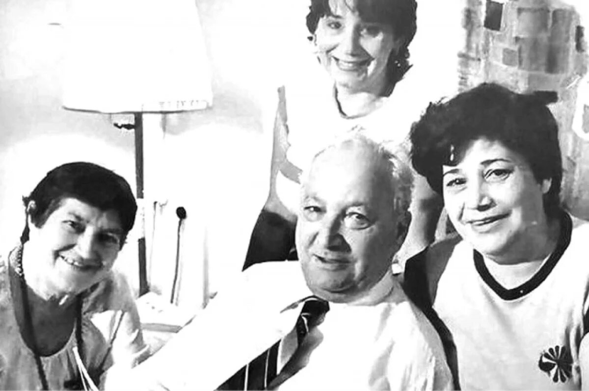    Печерский в кругу семьи: с женой Ольгой, дочкой Элеонорой и внучкой Натальей, Ростов-на-Дону.