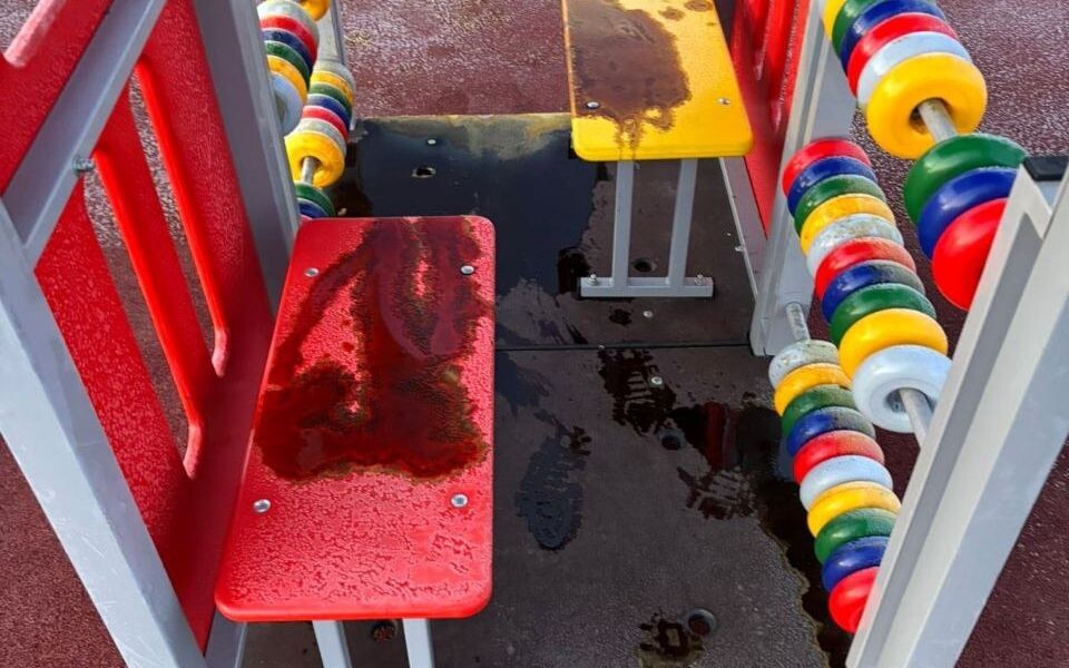    Игровая площадка в масле