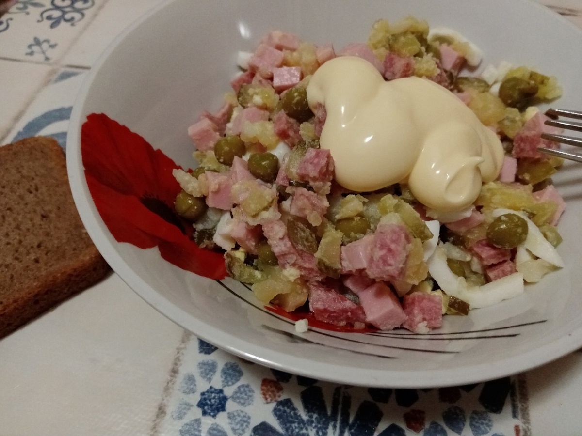    «Оливье» больше не король новогоднего стола: опытные хозяйки готовят только этот салат — получается вкусным и сытным