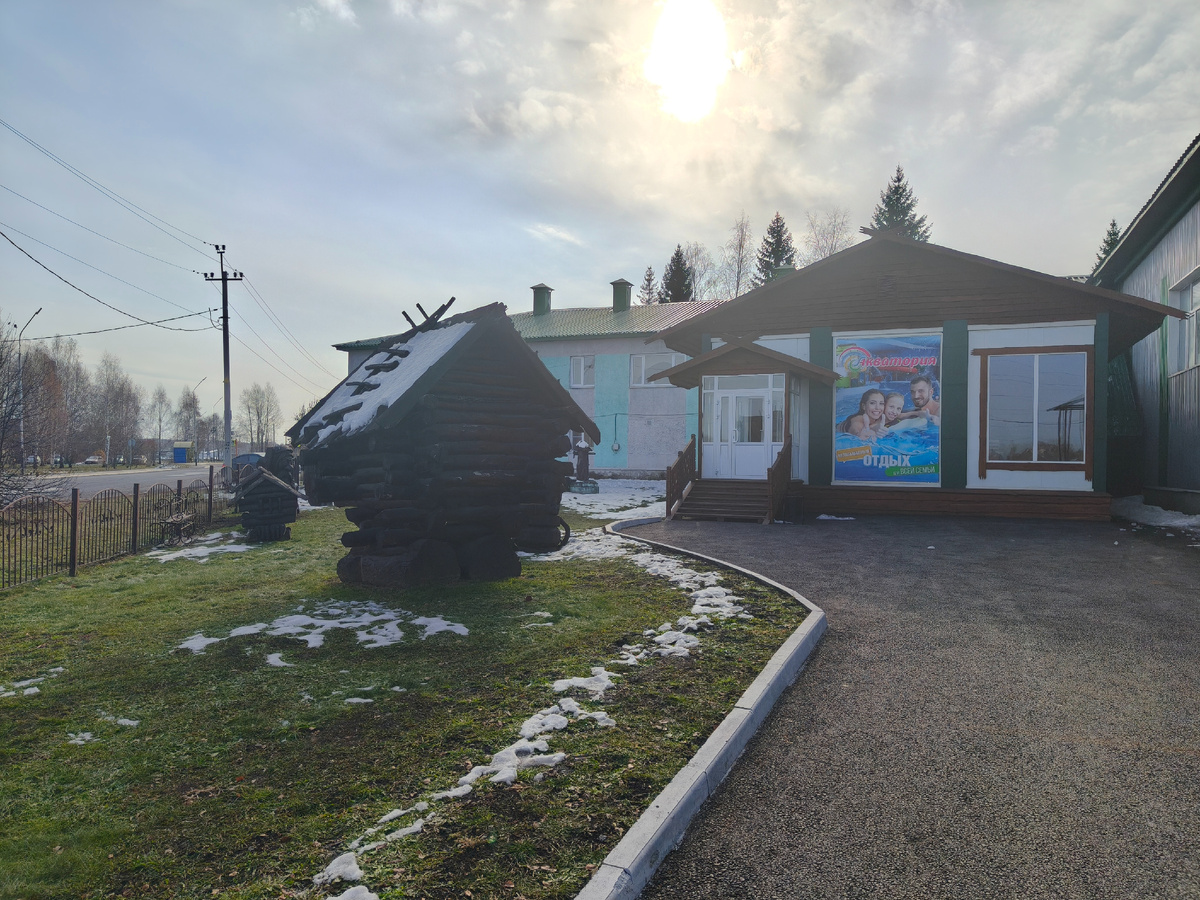 На территории есть интересные деревянные скульптуры.