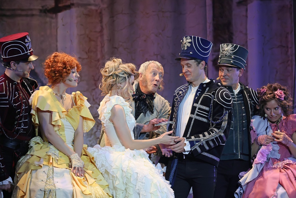    Зрителям показали спектакль, полный юмора, не лишенный легкой эротики и неожиданных поворотов. / Татьяна Андреева/РГ