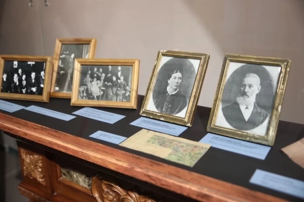    На выставке представлены предметы семейной коллекции Чеховых.