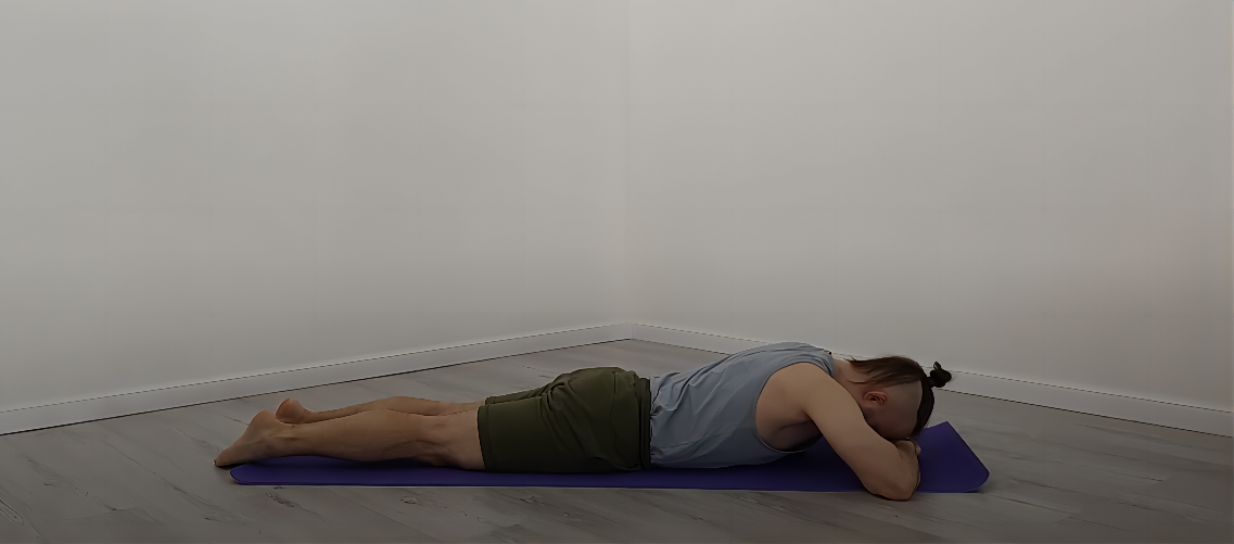 на картинке изображено исходное положение лёжа на животе для выполнения упражнений для гибкости спины. 