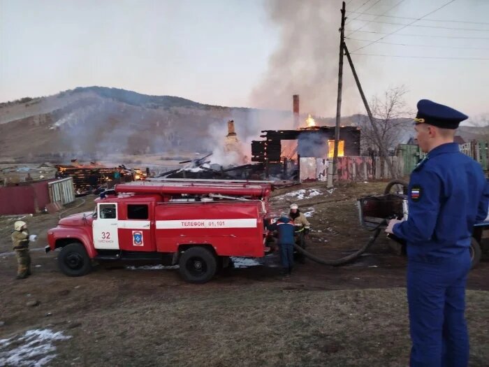 Пожарные заливают водой останки дома / Фото: ГУ МЧС по Забайкальскому краю