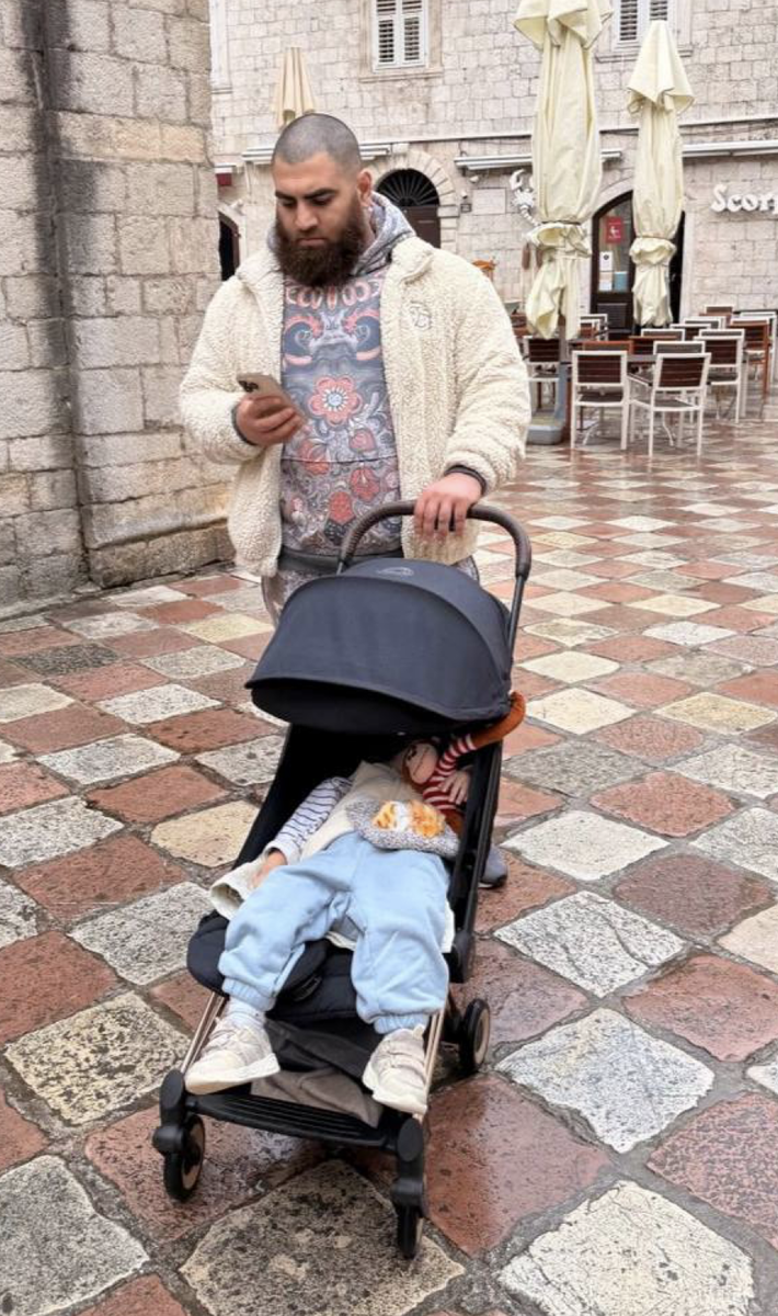 Асрен Маркарян с дочкой на прогулке