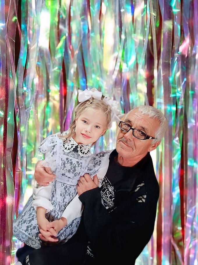 Внучка на коленях у дедушки