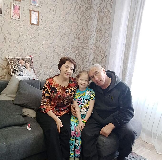 Бабушка, внучка и дедушка