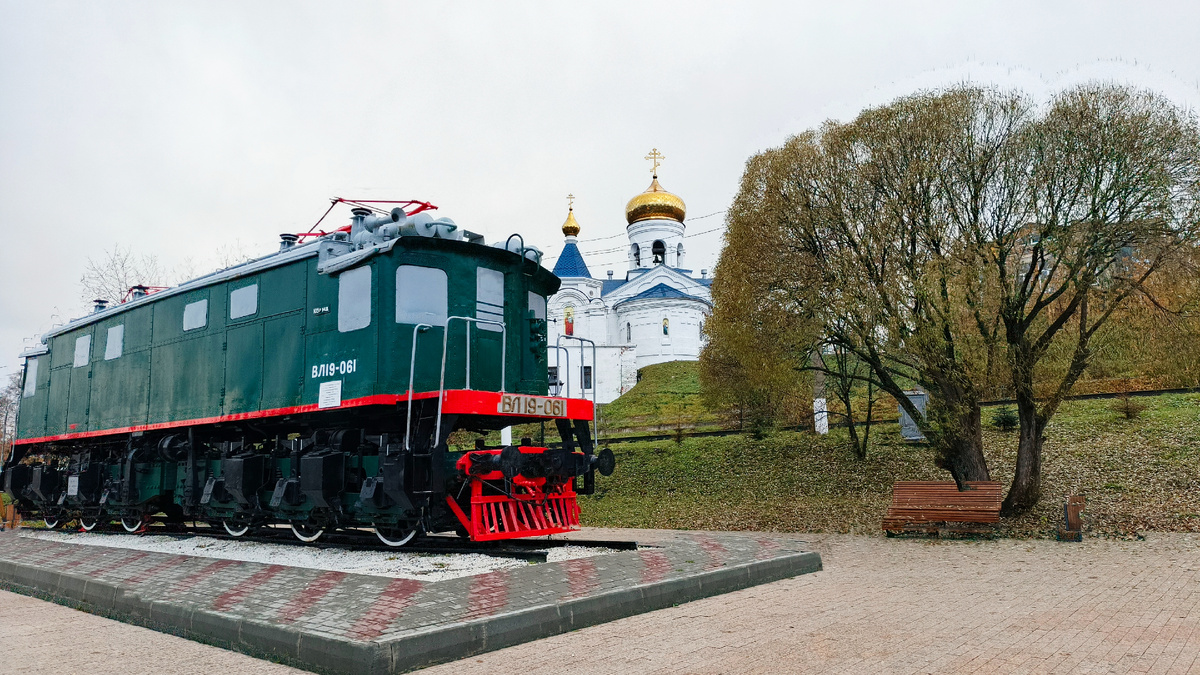 Памятник локомотиву ВЛ19-061 в Златоусте. Октябрь 2025. Фото автора. 