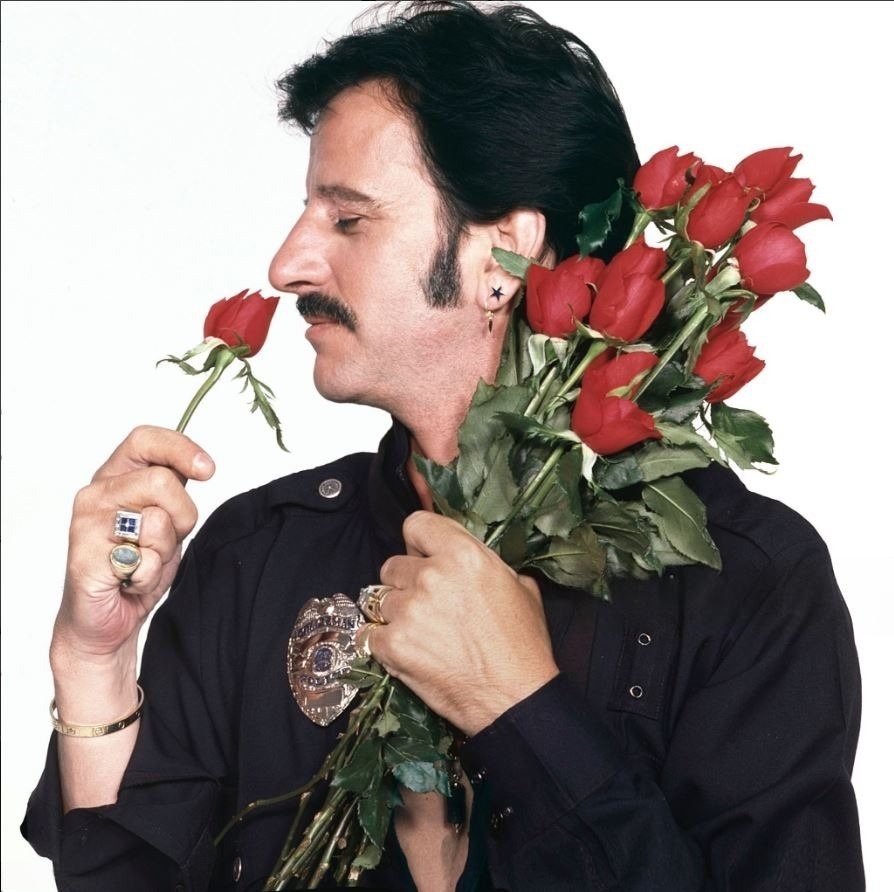 Ринго Старр позирует для обложки альбома «Stop and Smell the Roses». 1981 год. Фото Аарона Рапопорта.