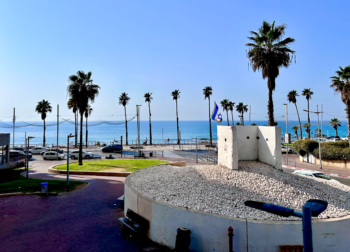 До моря 5 минут. Фотографировала у входа в дом.