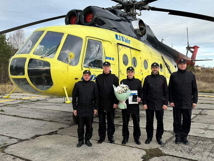 На фото слева направо: Иван Лемко, бортмеханик летного отряда № 2  
Игорь Пылев, командир-инструктор ВС летного отряда № 2  
Евгений Пластов, командир Ми-8 летного отряда № 2  
Иван Шпорт, командир летного отряда № 2  
Михаил Басипов, второй пилот Ми-8 летного отряда № 2