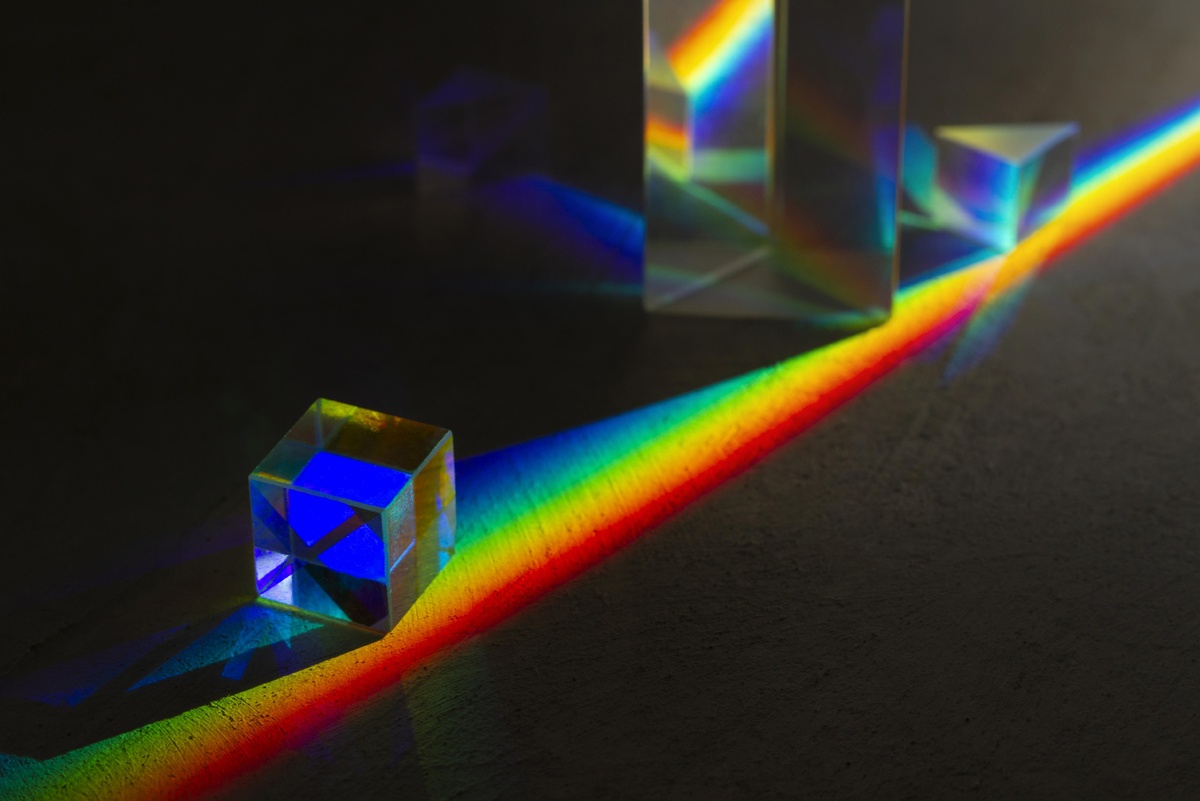   Хроматические аберрации схожи по происхождению с радугой, которая появляется, когда свет проходит сквозь призму / ru.freepik.com