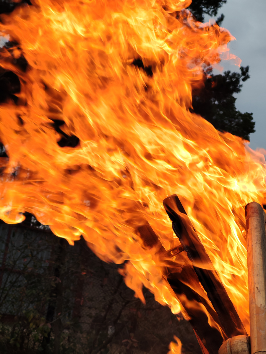 Огонь - лучший инструмент для чистки пространства.