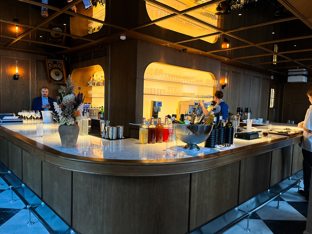 Контактная барная стойка →