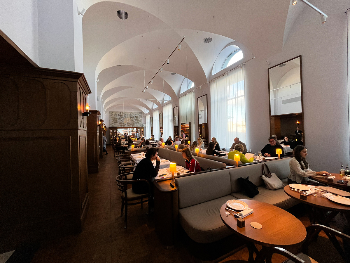 Вид на зал ресторана «Перемена»‎ →