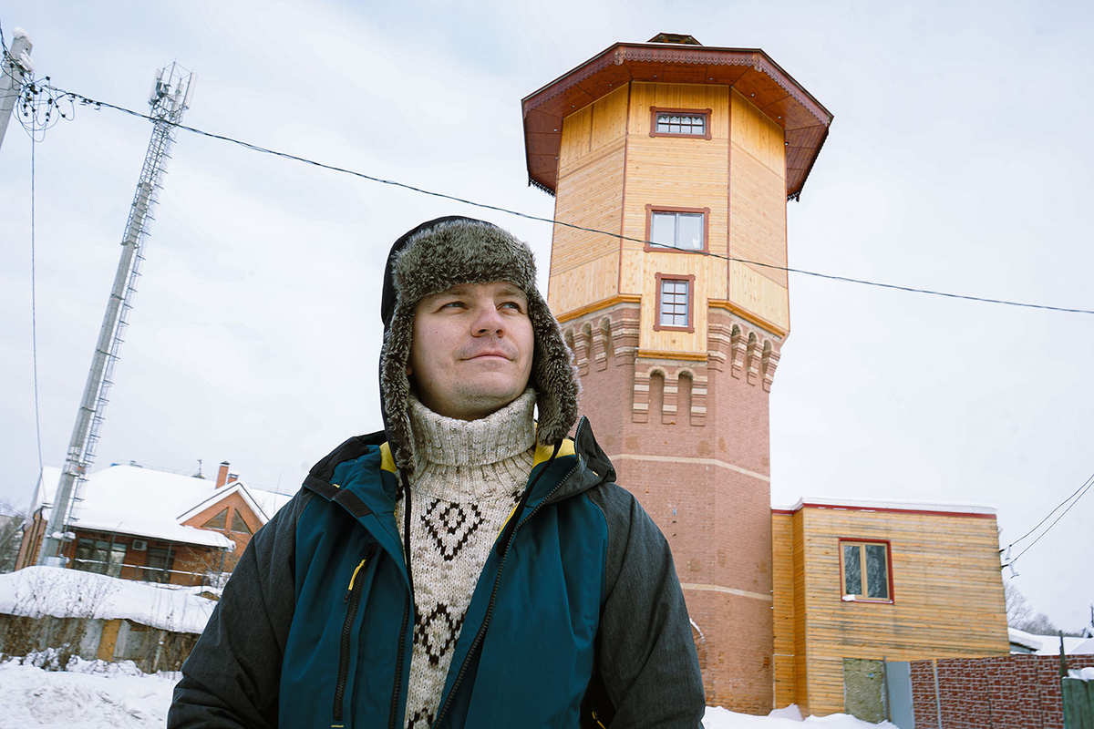 Александр Лунев со своей башней / Фото: https://makersofsiberia.com/lyudi/lunev.html