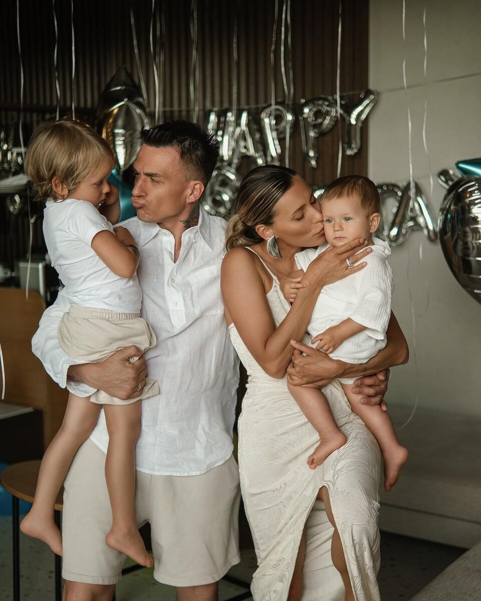  Регина Тодоренко и Влад Топалов с детьми