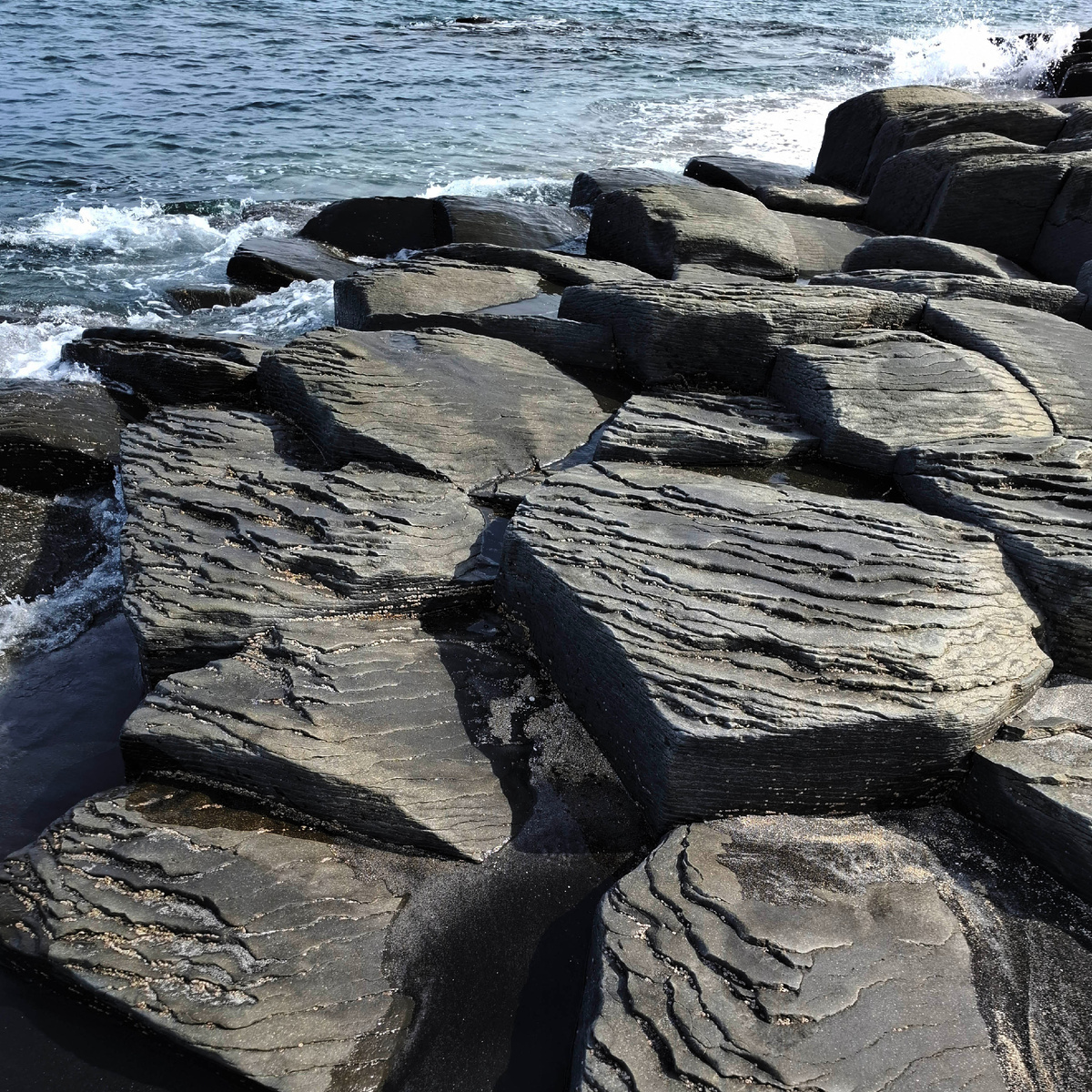 Чёрные скалы острова Итуруп. Фото автора.