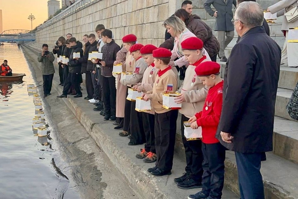    Школьники при посольстве РФ в КНДР запустили фонарики в память о бойцах КНА. Фото: Посольство РФ в КНДР