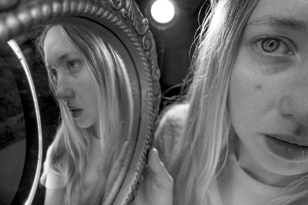 Если нарцисс считает себя всезнающим, то мнения других людей для него не важны