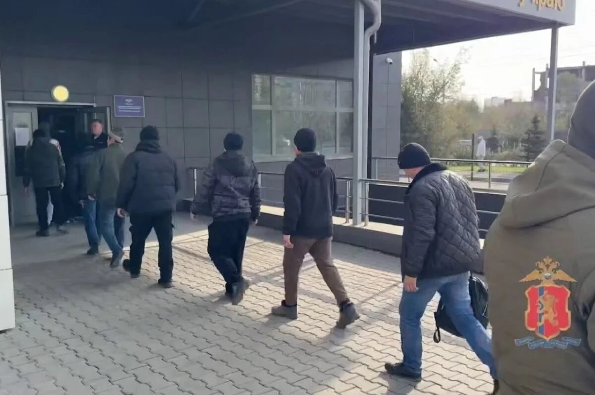    На рынке в Красноярске в ходе рейда задержали 127 мигрантов