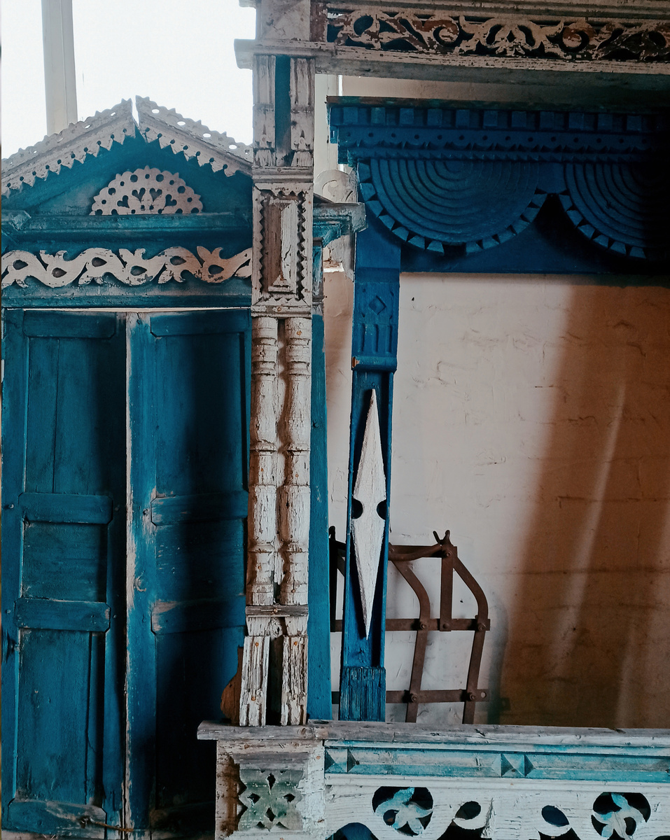 Коллекция наличников при входе в ресторан