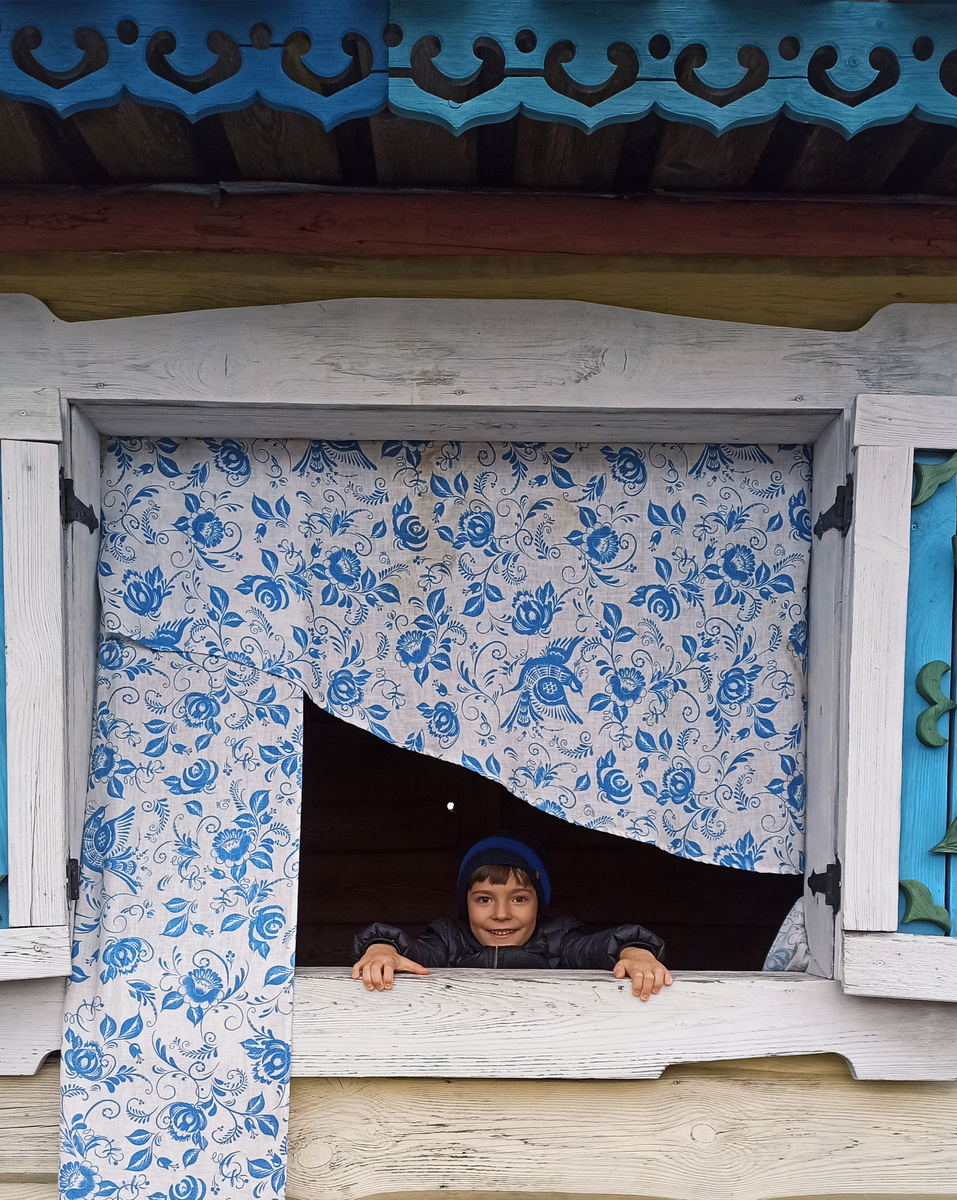 Домик с наличниками