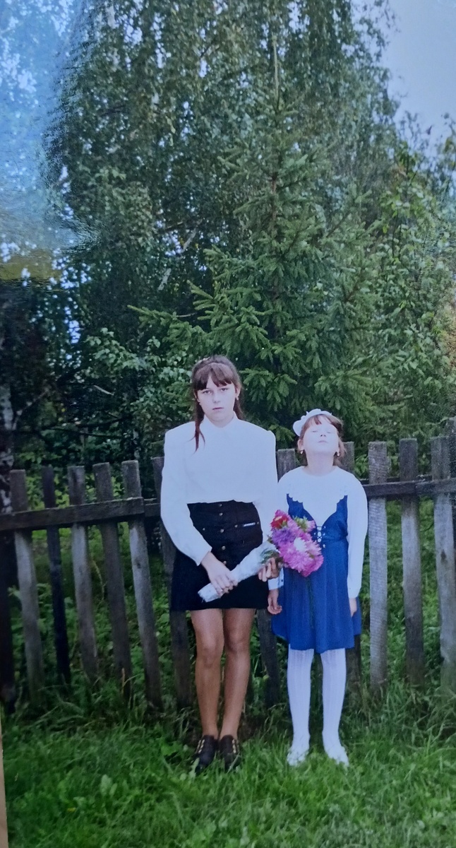 Стоим по стойке «Смирно» для фотографии. А так вполне обычные дети, которые любили побаловаться, тем самым выплеснуть накопленные эмоции.