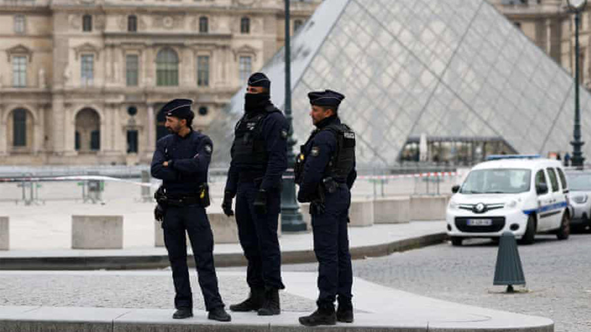 Лувр, Париж. Источник: https://clck.ru/3Ps83V