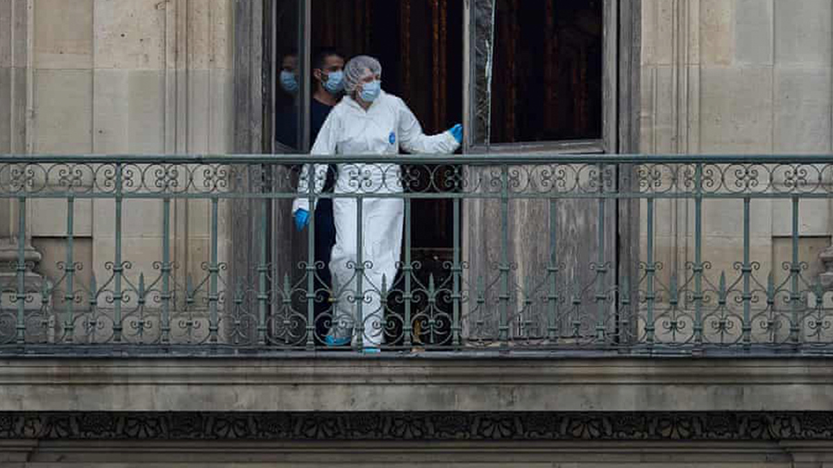  Полицейские осматривают место преступления. Источник: https://clck.ru/3Ps83V