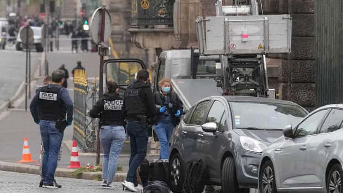  Полицейские осматривают место преступления. Источник: https://clck.ru/3Ps83V