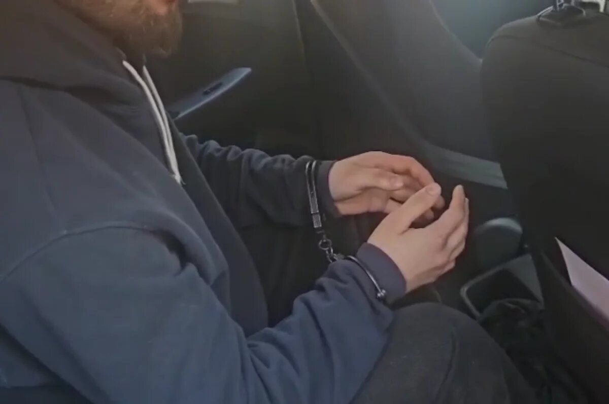    Петербуржец изрезал ножом сожительницу и заставил убирать следы крови