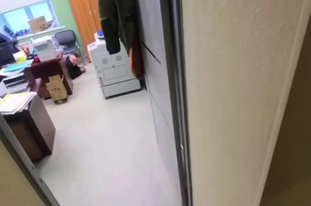    Нелегалов за 600 тысяч руб. доставили на барже в Норильск для работы в кафе