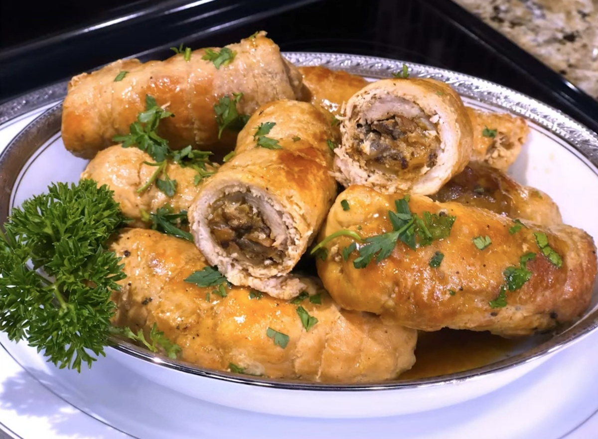 Мясные рулетики с грибной начинкой: сочные и ароматные