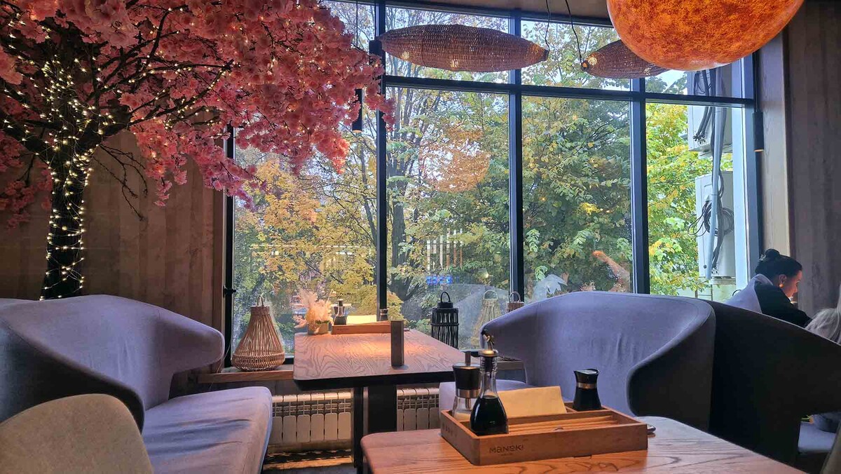 Я несколько раз посетила вок-кафе "Манеки" в Рыбинске. Заведение работает по адресу Герцена, 31