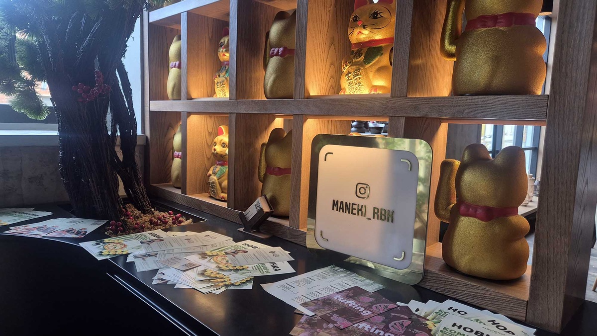 Манэки-неко также известен как «Кот счастья», «Денежный кот» или «Кот удачи». Считается, что кошка с поднятой правой лапой привлекает деньги, а с левой — клиентов. Листайте галерею, чтобы увидеть ещё фото
