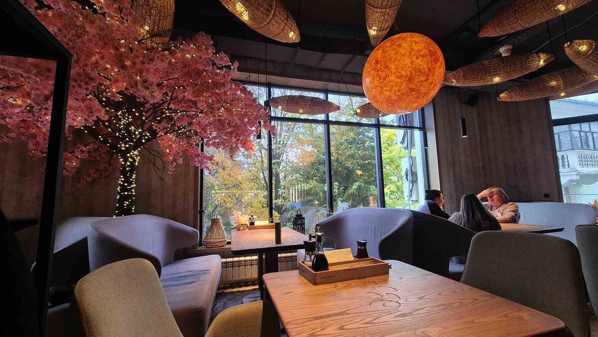 Интерьер кафе "Манеки"