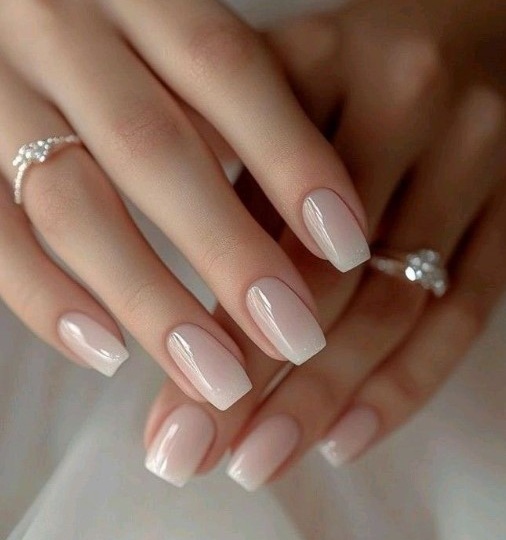 Молочный маникюр 2025: нежность в тренде
