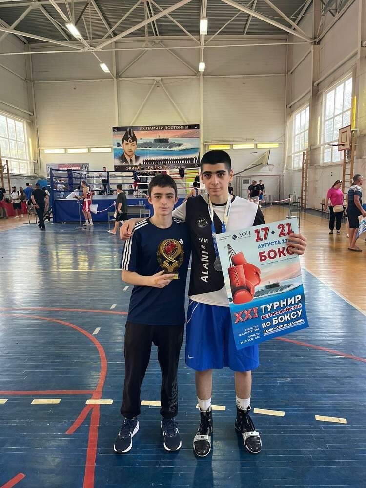    Участник XXI Всероссийского турнира по боксу Джаболат Гиголаев и победитель, обладатель золотого кубка Георгий Гиголаев. Редакция газеты "Наш край"