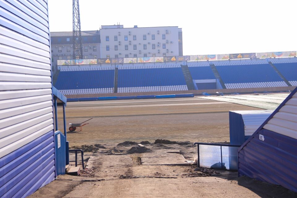    Укладка нового покрытия на стадионе "Динамо". Источник: Виталий Барабаш