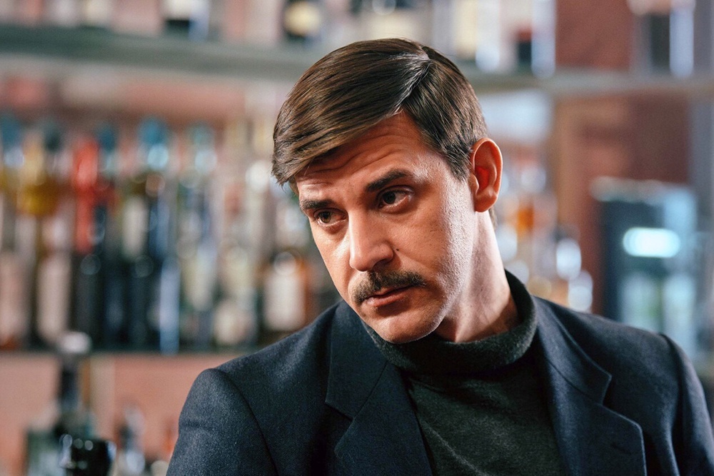    В новом сезоне герой Сергея Марина, следователь Ипатьев, заметно изменился - и внешне, и внутренне. Даже форма его усов трансформировалась. / kinorium.com