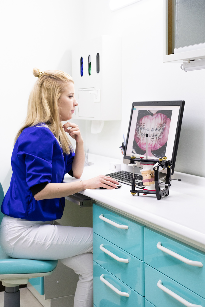 Фотография взята с сайта стоматологии Дмитрович Фэмили https://www.dmitrovich.ru/