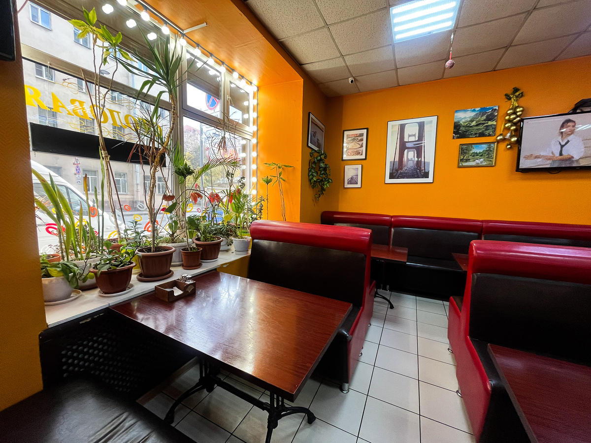 Столики у окна →