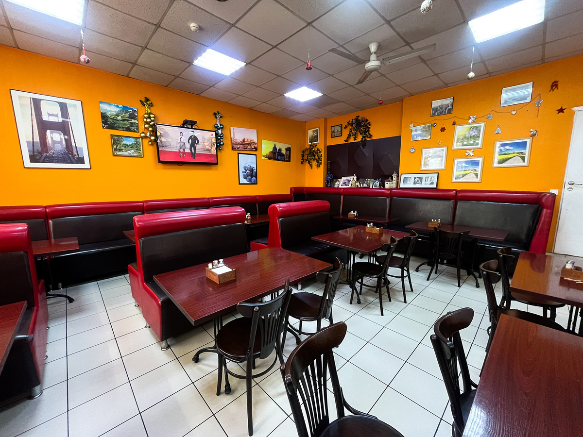 Вид на зал →