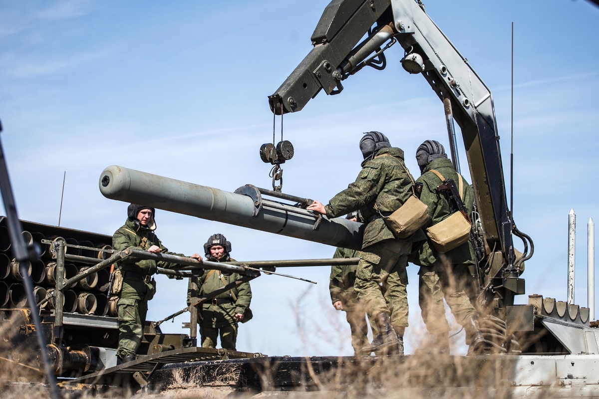    Военнослужащие проводят погрузку ракет в тяжёлую огневую систему ТОС-1А "Солнцепек"./Кирилл Брага/ РИА Новости